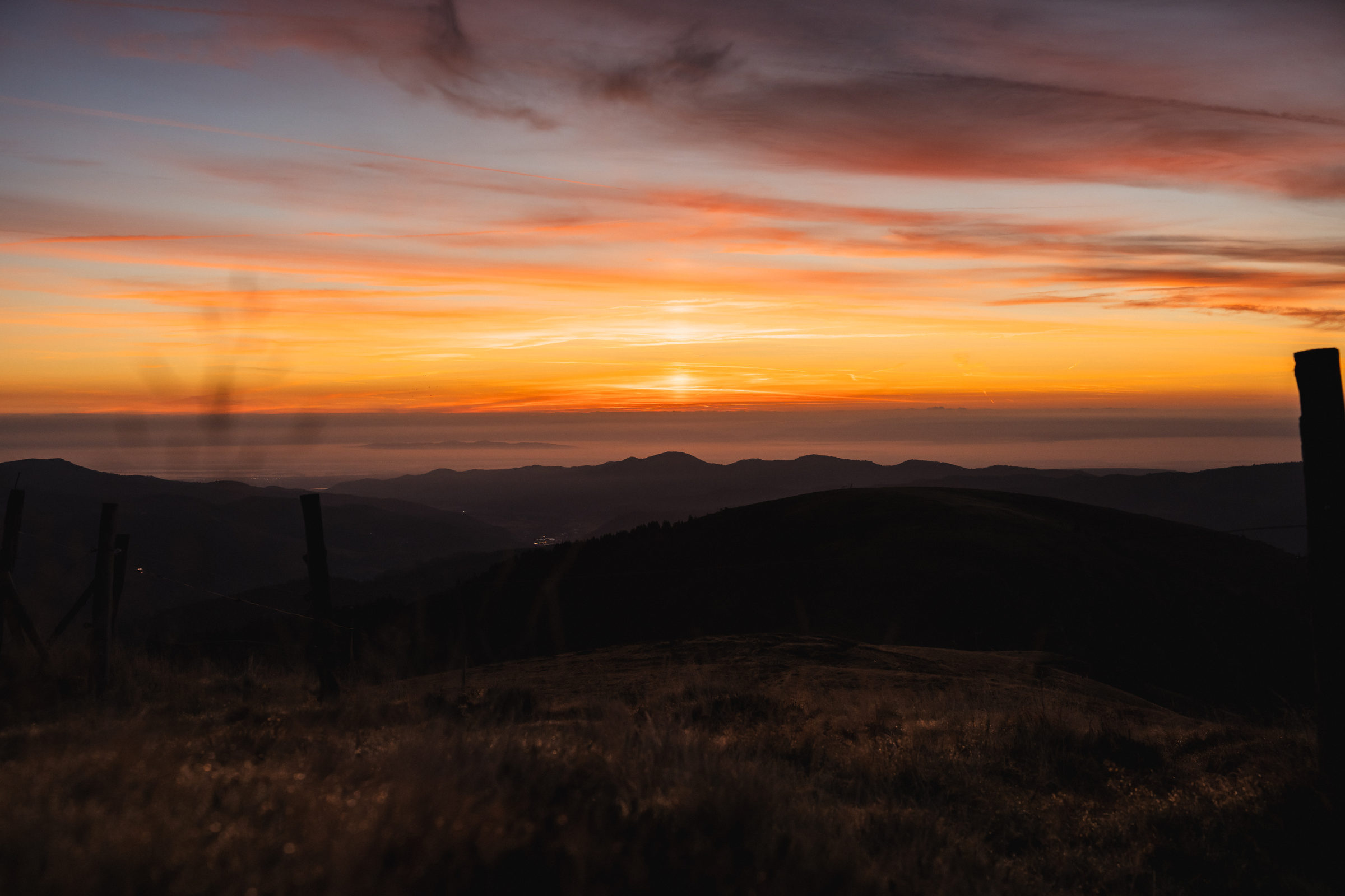 Coucher de soleil orangé sur des crêtes de montagne, photographie Oneshot-CR